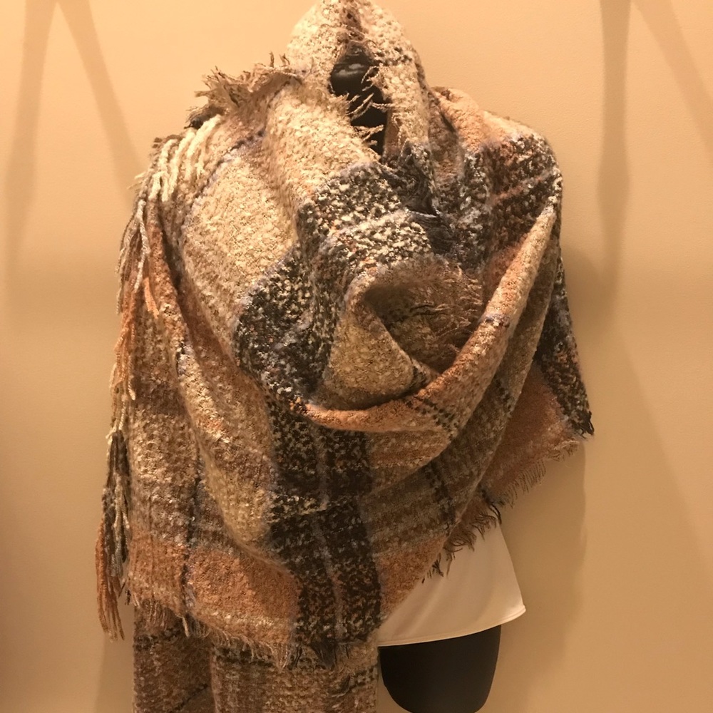 ♥️NWOT 🆕 Classy Plaid Wrap with Fringe Detail